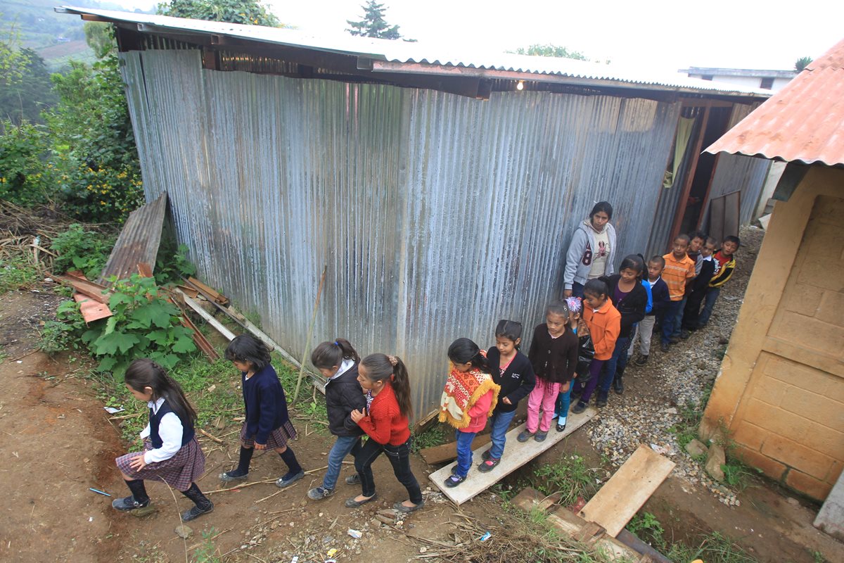 La inversión del Mineduc en infraestructura escolar sería mínima en 2018, según lo contemplado en el dictamen del presupuesto. (Foto Prensa Libre: Hemeroteca PL)