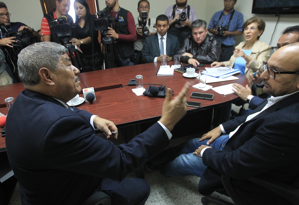 Carlos Mencos responde los diputados de EG, que también citaron al ministro de la Defensa, quien no llegó. (Foto Prensa Libre: Hemeroteca PL)