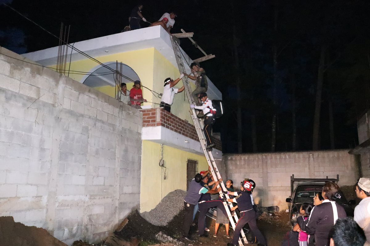 Augusto Ixtún Guarán fue rescatado por los Bomberos Voluntarios y Municipales, luego de que por accidente tocara cables de alta tensión, en Chimaltenango. (Foto Prensa Libre: Víctor Chamalé)