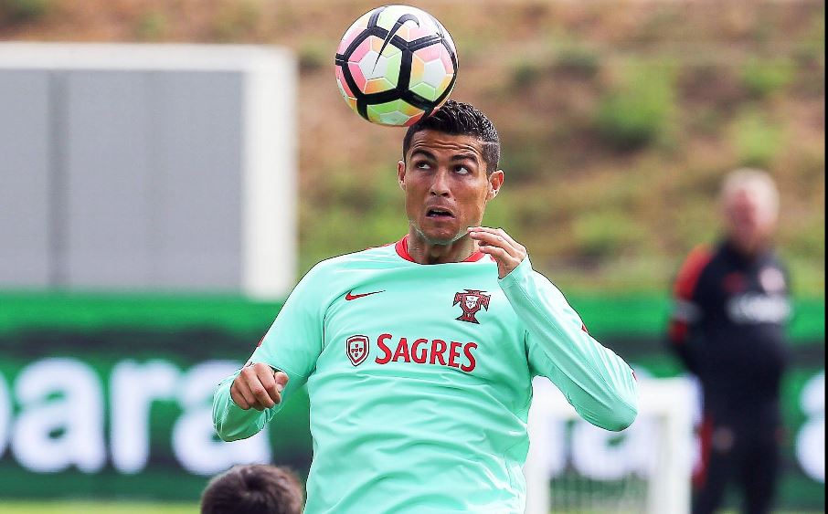 Cristiano Ronaldo trabaja con la selección de Portugal para los partidos rumbo a Rusia 2018. (Foto Prensa Libre: AFP)