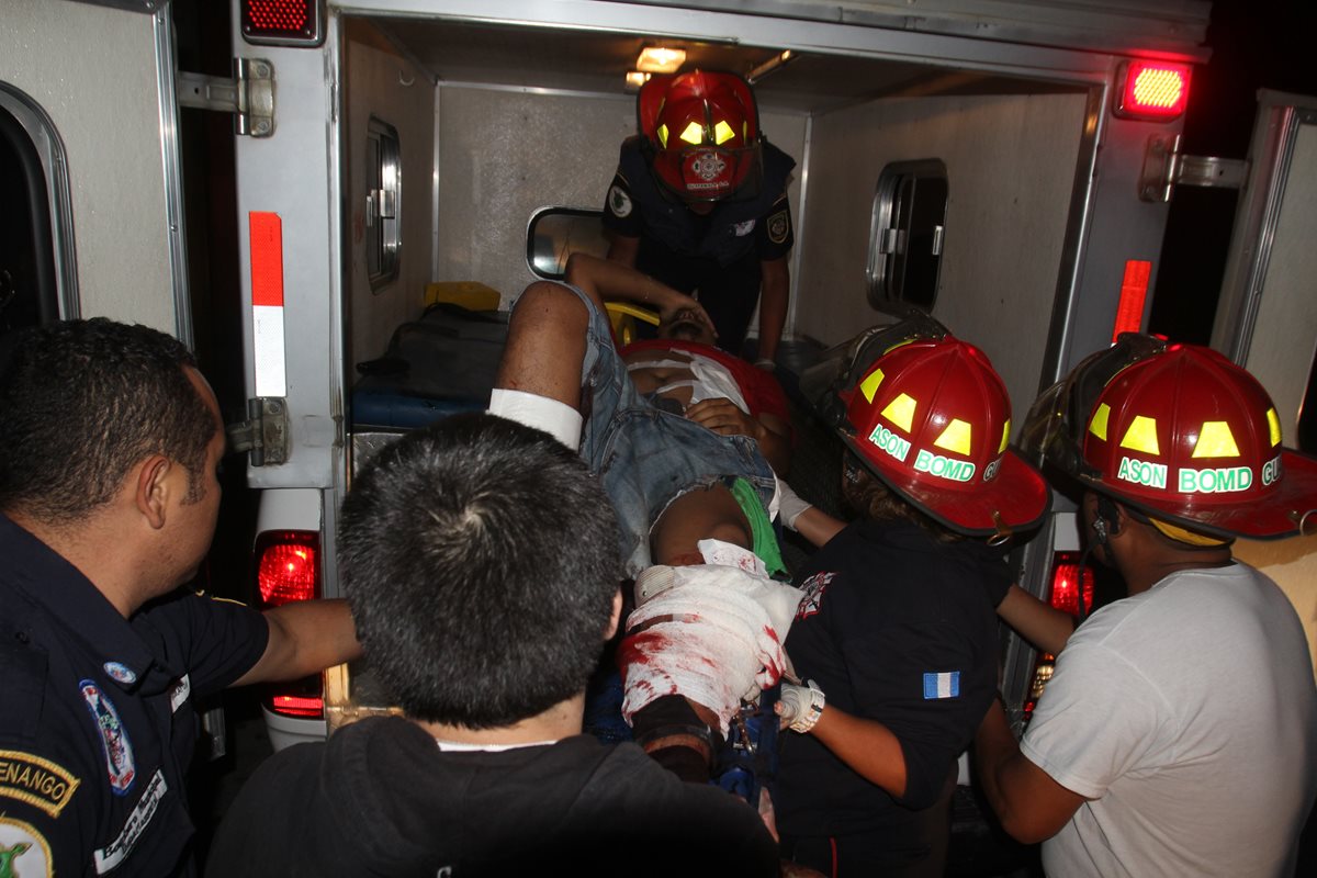 Uno de los sobrinos del alcalde de Santiago sacatepéquez es trasladado al Hospital de Antigua Guatemala. (Foto Prensa Libre: Miguel López)