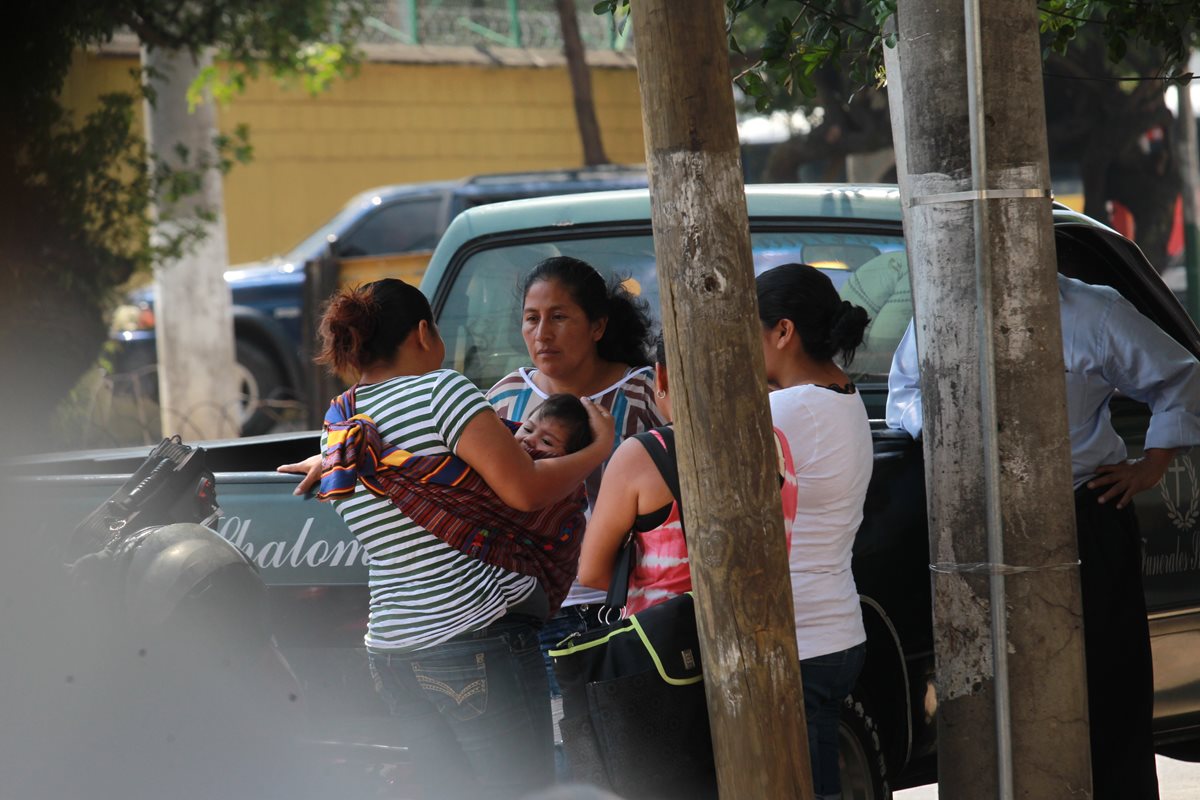 Familiares de un niño que murió a causa de la violencia esperan que les entreguen el cadáver afuera del Inacif. (Foto Prensa Libre: Hemeroteca PL)