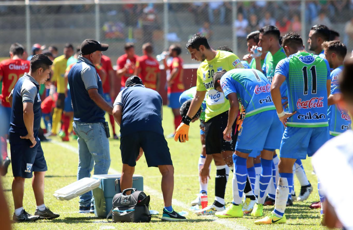 Los jugadores de Suchi y Municipal debieron hidratarse por el intenso calor en Coatepeque. (Foto Prensa Libre: Carlos Ventura)
