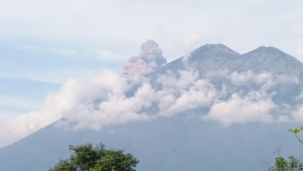 Volcán de Fuego lanza humo y ceniza sobre poblados cercanos. (Foto Prensa Libre: Víctor Chamalé)