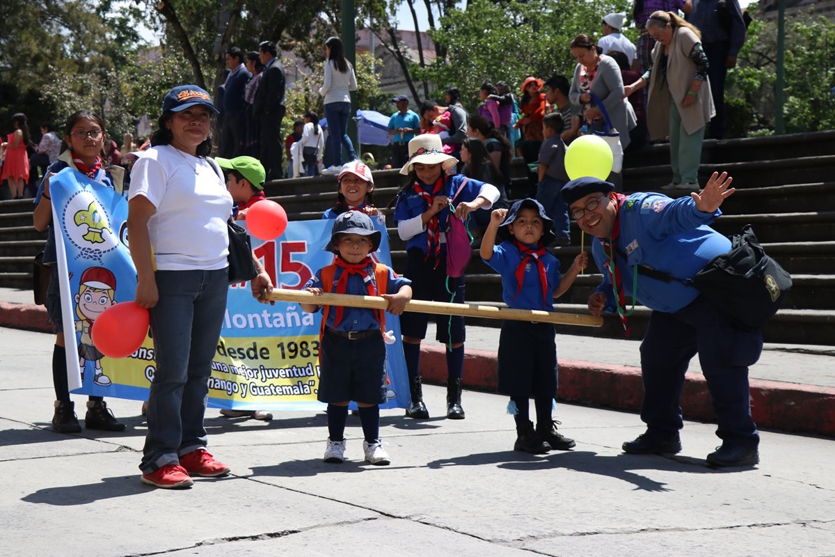 Niños que forman parte del movimiento Scout en Xela participaron de la caminata. (Foto Prensa Libre: María José Longo)