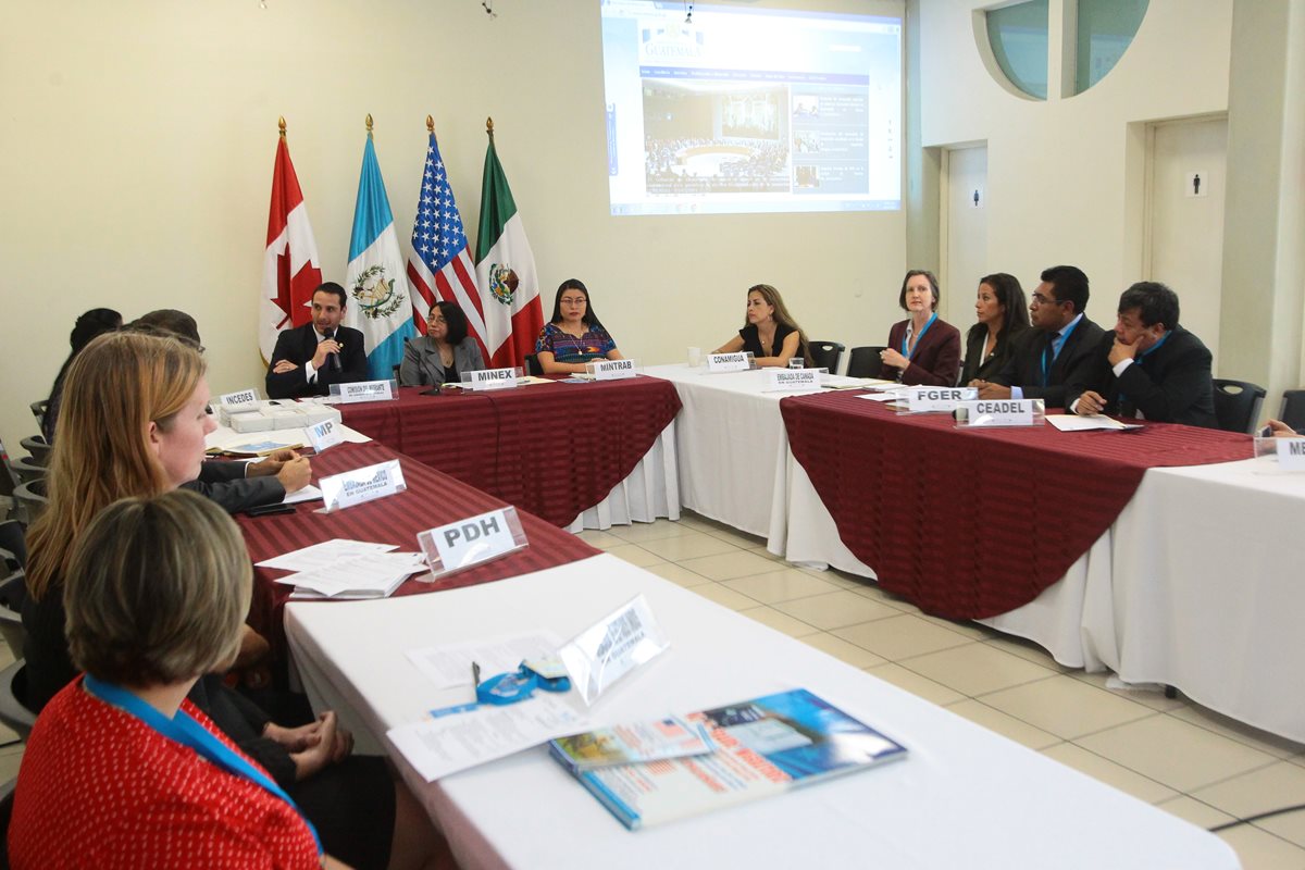 Representantes de la región se reunieron para lanzar la campaña de prevención contra las estafas a migrantes. (Foto Prensa Libre: Álvaro Interiano)