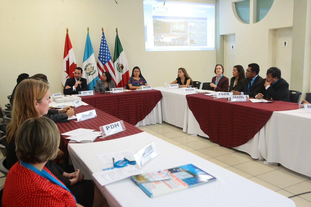 Representantes de la región se reunieron para lanzar la campaña de prevención contra las estafas a migrantes. (Foto Prensa Libre: Álvaro Interiano)