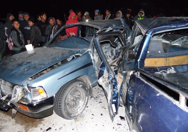 Curiosos llegaron a observar la magnitud del percance que se registró en la ruta Interamericana. (Foto Prensa Libre: José Rosales)