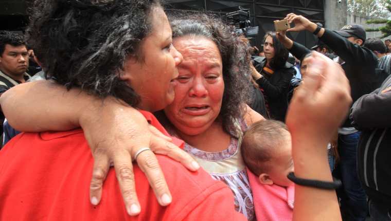Familiares de una de las victimas quemadas en el Hogar Seguro se consuelan al conocer la falta noticia. (Foto Prensa Libre: Estuardo  Paredes)