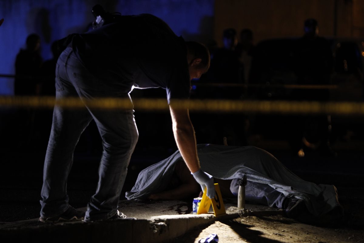 Anoche en la zona 1, cerca del edifico del Ministerio Público se produjo un ataque armado, un hombre murió, y tres más resultaron heridos de bala. (Foto Prensa Libre: Paulo Raquec)