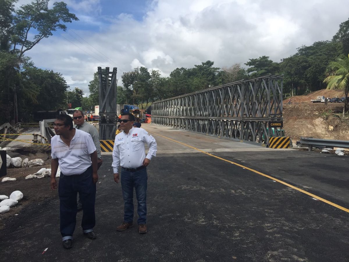Puente tipo Bailey en Mayuelas, Gualán, es revisado para ser habilitado este jueves. (Foto Prensa Libre: Víctor Gómez)