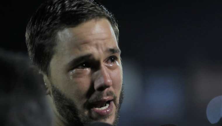 El portero Bernardo Long no logró contener las lágrimas luego de la eliminación, en el que pudo ser su último juego con Xelajú. (Foto Prensa Libre: Mynor Toc)