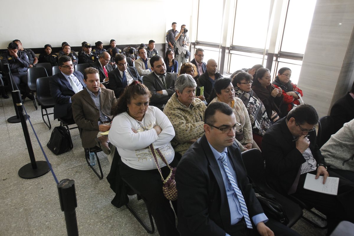 Afectados por el mal servicio de Pisa acuden a las audiencias judiciales. (Foto Prensa Libre: Hemeroteca PL)