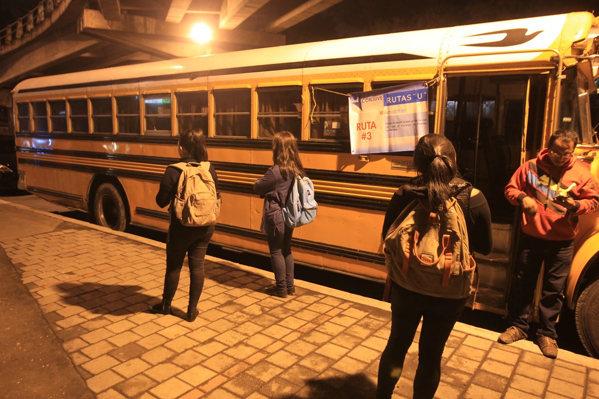 Para abordar los autobuses, los estudiantes deben presentar carné vigente y anotarse en una lista. (Foto Prensa Libre: Esbin García)