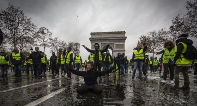 Miles de personas, encabezadas por el movimiento de los "chalecos amarillos", protestaron en París y otras ciudades de Francia el sábado. (GETTY IMAGES)