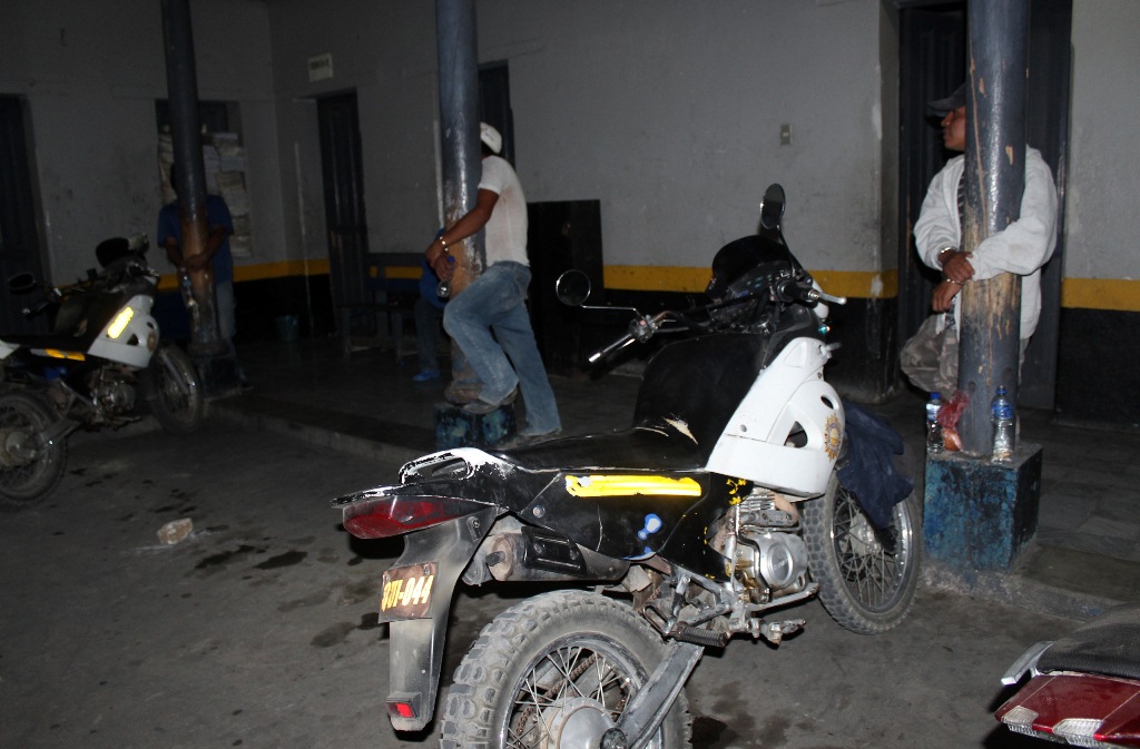 Tres de los presuntos delincuentes permanecen en el corredor de la Comisaría de PNC en Santa Cruz del Quiché. (Foto Prensa Libre: Óscar Figueroa).