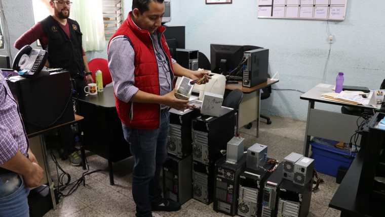 Augusto Quemé, comunicador del Área, observa muestra los daños al equipo de computación. (Foto Prensa Libre: María José Longo)
