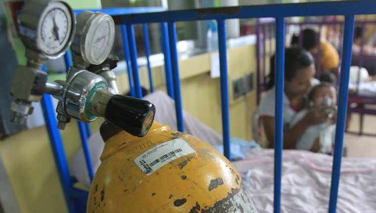 La falta de gases arteriales y oxígeno en los hospitales pone en peligro la vida de pacientes internos, en cuidados intensivos y que necesitan cirugía. (Foto Prensa Libre: Hemeroteca PL)
