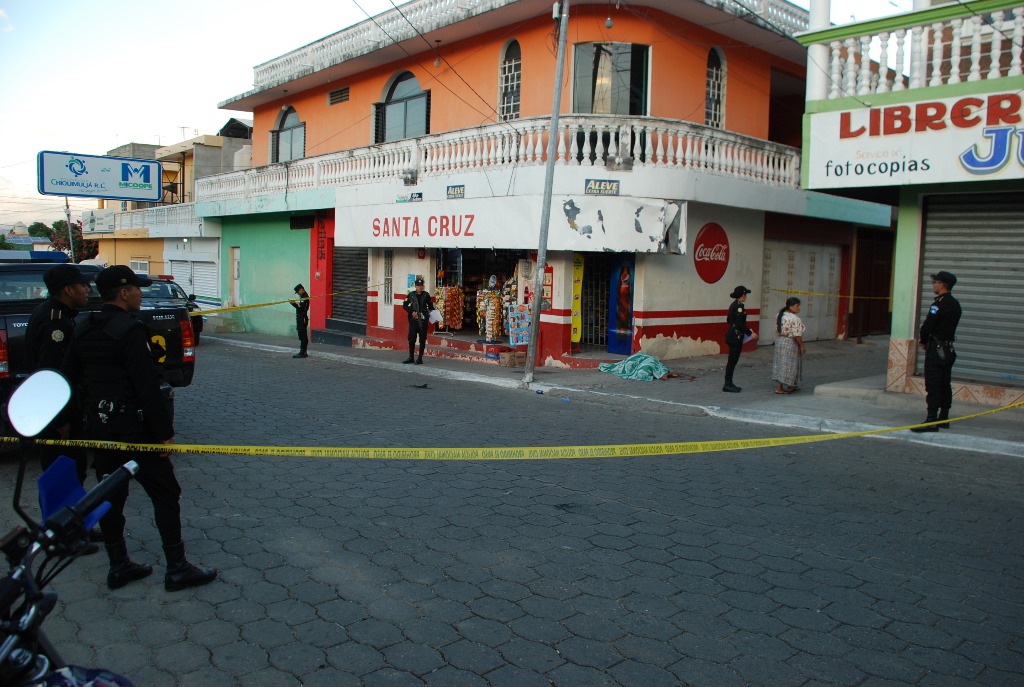 Agentes de la Policía Nacional Civil acordonan el área de crimen contra mujer, en la zona 2 de Chiquimula. (Foto Prensa Libre: Mario Morales)