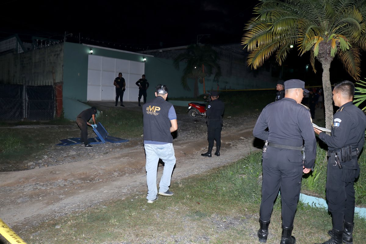 El cuerpo de Jennifer Mishel Guerra Sosa, de 26 años, quedó tendido en el lugar donde la atacaron junto a su pareja, en Puerto Barrios, Izabal. (Foto Prensa Libre: Dony Stewart)