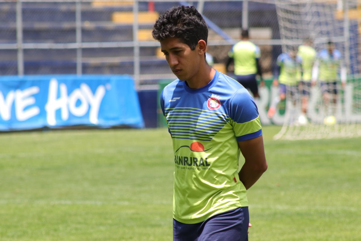 El jugador no ha entrenado en los últimos días y no concluyó el partido frente a Siquinalá por precaución. (Foto Prensa Libre: Raúl Juárez)