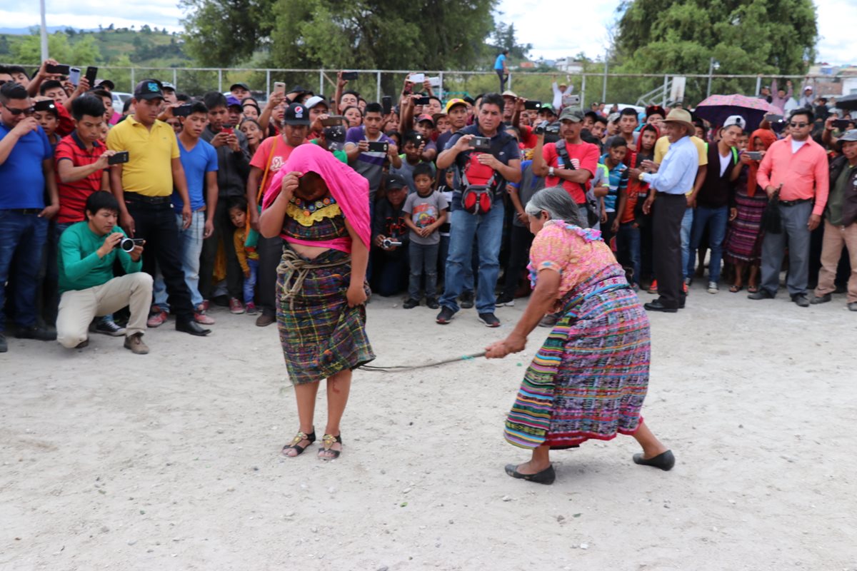 María Lucas, alcaldesa indígena, azota a Tomasa Tzoc Tipaz, señalada de robo. (Foto Prensa Libre: Héctor Cordero).