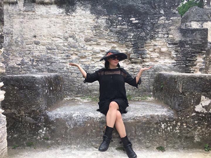 La actriz Jennifer Tilly posa durante su visita en Tikal, Petén. (Foto Prensa Libre: Rigoberto Escobar)