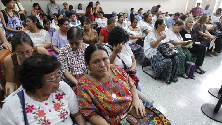 Mujeres Kekchíes asisten a la audiencia en el Juzgado de Mayor Riesgo A, el pasado martes. (Foto Prensa Libre: Hemeroteca PL)