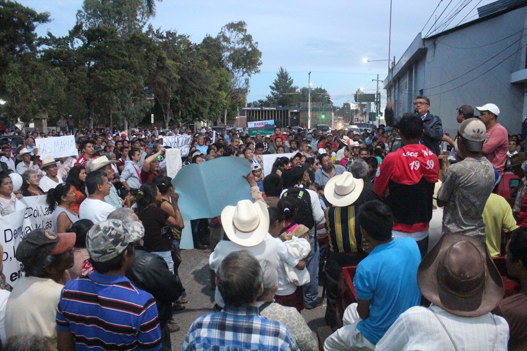 Pobladores de Jalapa protestan en rechazo a acuerdo sobre aumento al servicio de agua entubada. (Foto Prensa Libre: Hugo Oliva)
