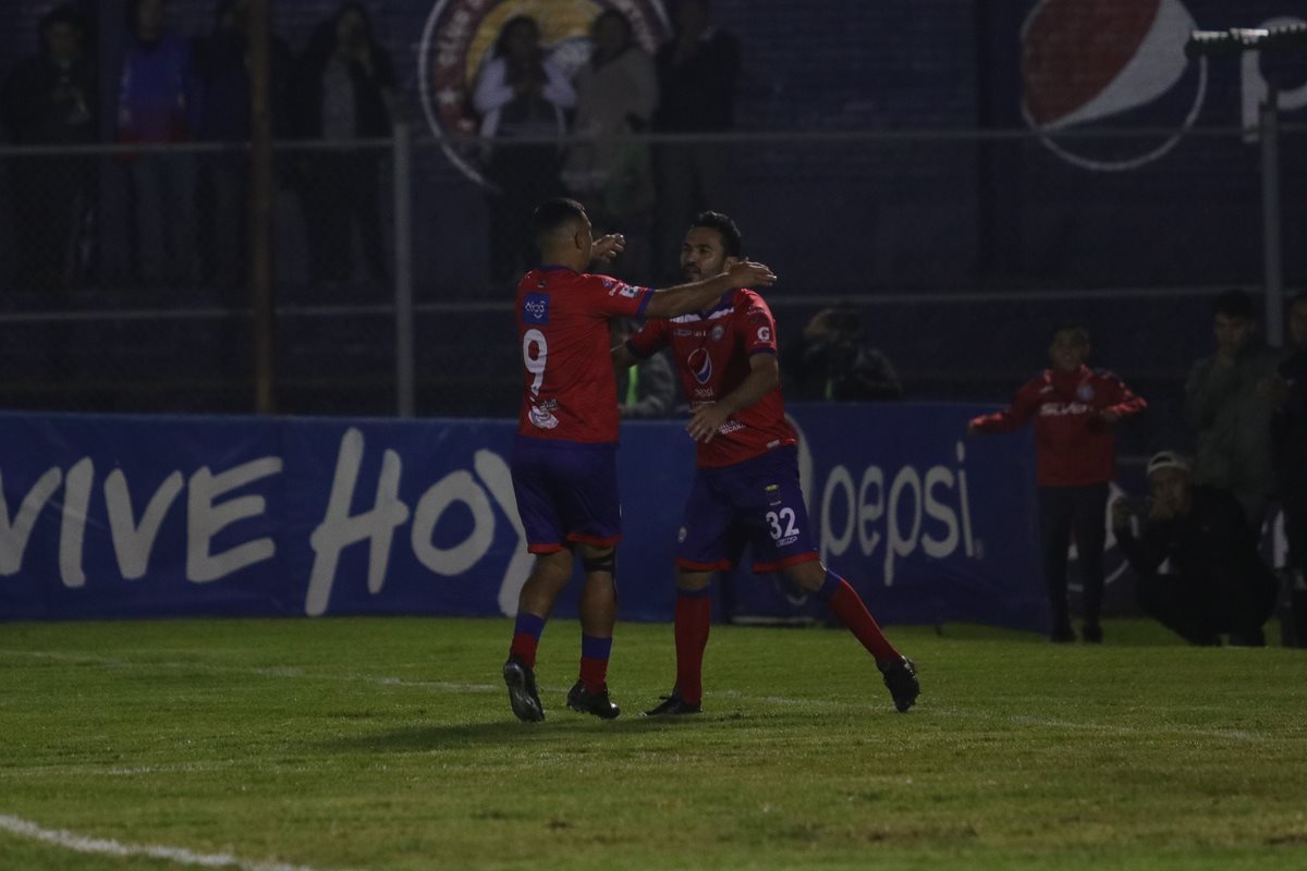 El delantero mexicano Carlos Kamiani Félix festeja después de haber marcado un gol contra Chiantla. (Foto Prensa Libre: Raúl Juárez).