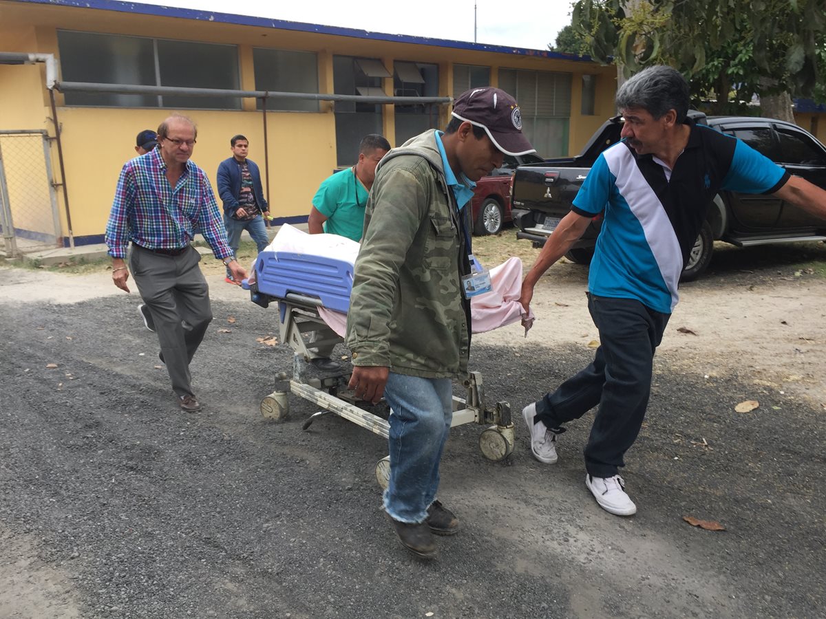 Empleados del Hospital Nacional de Jalapa, trasladan el cuerpo de Erick Tomás Portillo Lemus, de 54 años, quien murió baleado cuando se encontraba en una gasolinera. (Foto Prensa Libre: Hugo Oliva)