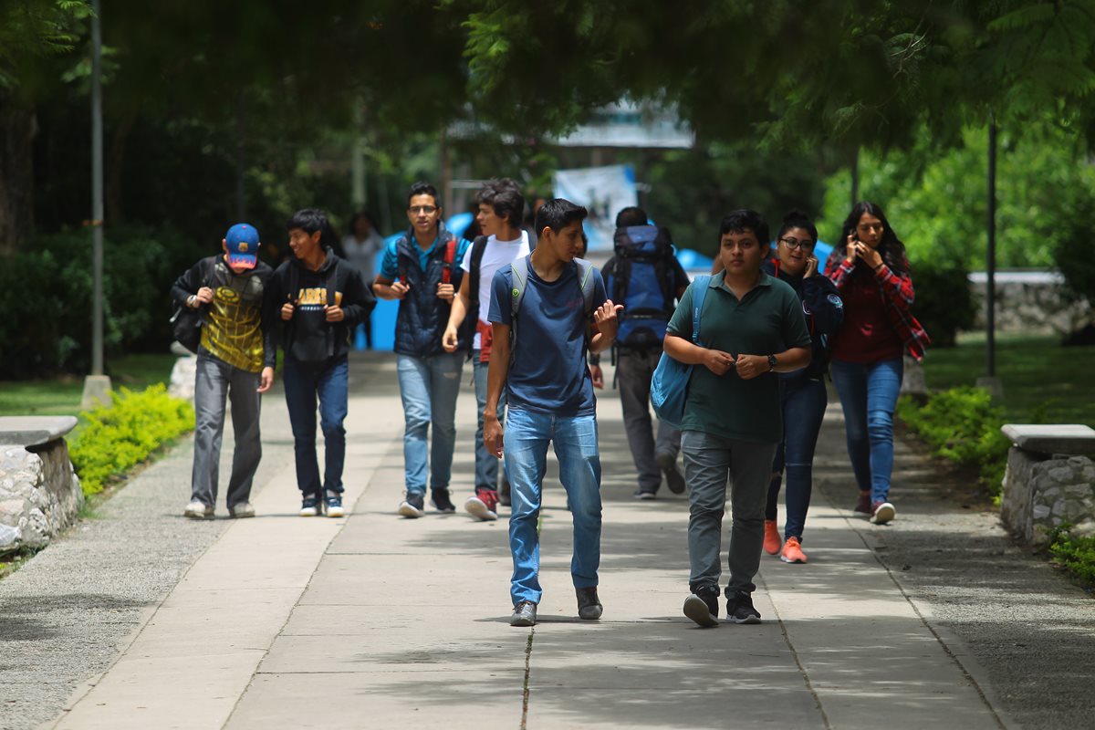 Unas 12 mil personas se espera que se inscriban en los cursos libres que impartirá la Usac a partir del próximo sábado. (Foto Prensa Libre: Hemeroteca)