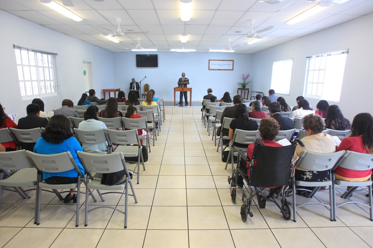 “Confía en Jehová y haz el bien”, se lee al fondo de este Salón del Reino, situado en la zona 2 de Mixco. Foto Prensa Libre: Esbin García.