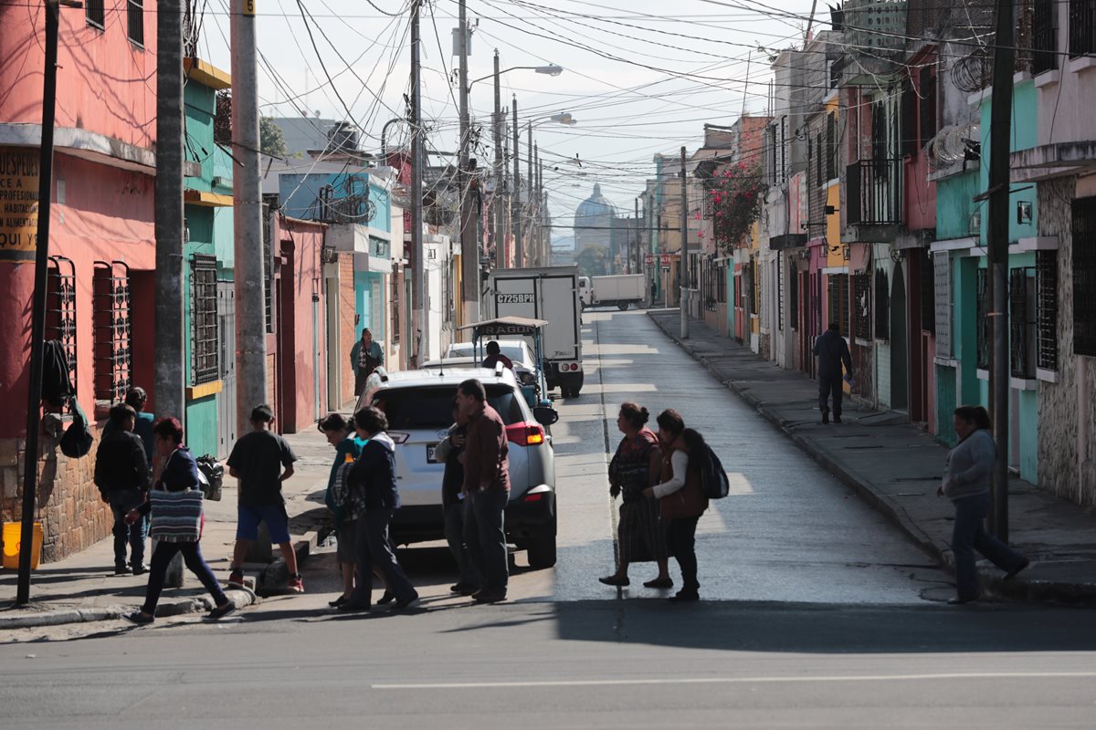 La 7a. calle, desde la Avenida Elena hasta el Parque Centenario, es catalogada por vecinos como área roja, por robos a peatones y vehículos. (Foto Prensa Libre: Álvaro Interiano).