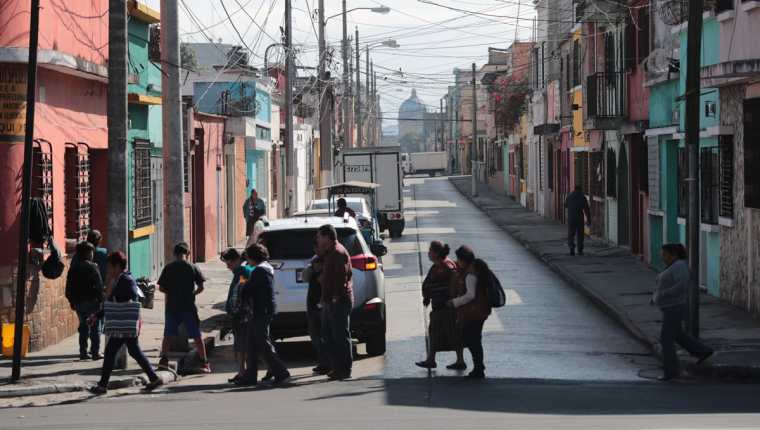 La 7a. calle, desde la Avenida Elena hasta el Parque Centenario, es catalogada por vecinos como área roja, por robos a peatones y vehículos. (Foto Prensa Libre: Álvaro Interiano).