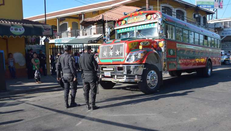 Agentes de la PNC resguardan autobús asaltado en Escuintla. (Foto Prensa Libre: Carlos E. Paredes)