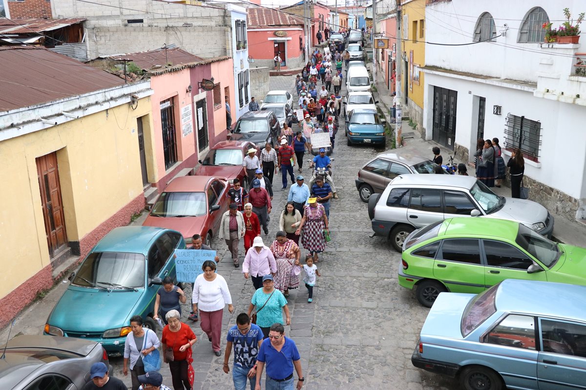 Vecinos de Xela caminan por una de las calles de al ciudad, durante la protesta en contra del alcalde municipal. (Foto Prensa Libre: María José Longo)