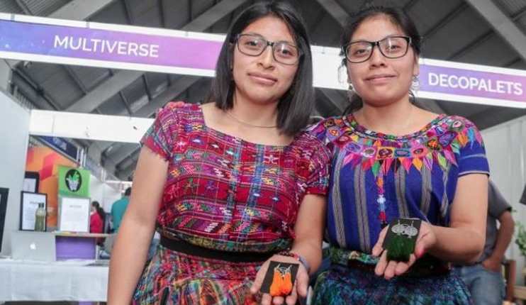 Emprendedores como Meliza Tzay e Ingrid Tzay de Patzún Chimaltenango, que elaboran bisutería, pueden beneficiarse con la Ley de Fortalecimiento al emprendimiento. (Foto Prensa Libre: Hemeroteca)