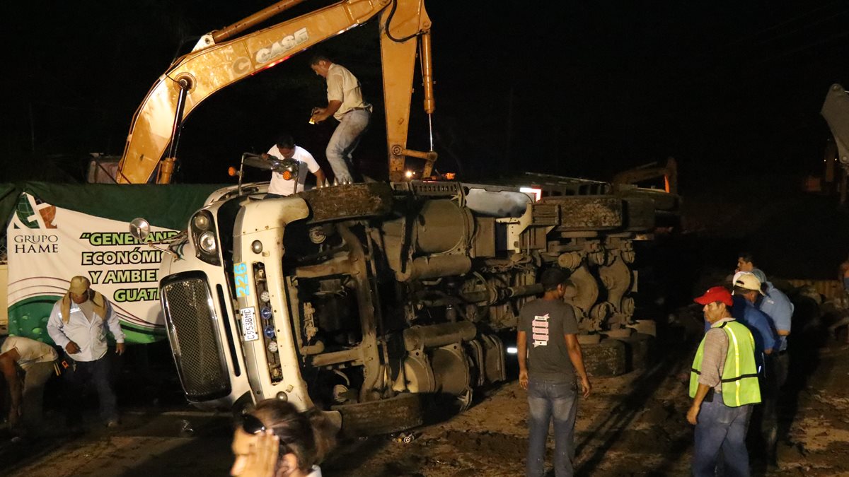 El piloto del camión resultó ileso del accidente que se registró en el puente Cameyá. (Foto Prensa Libre: Cristian Soto)