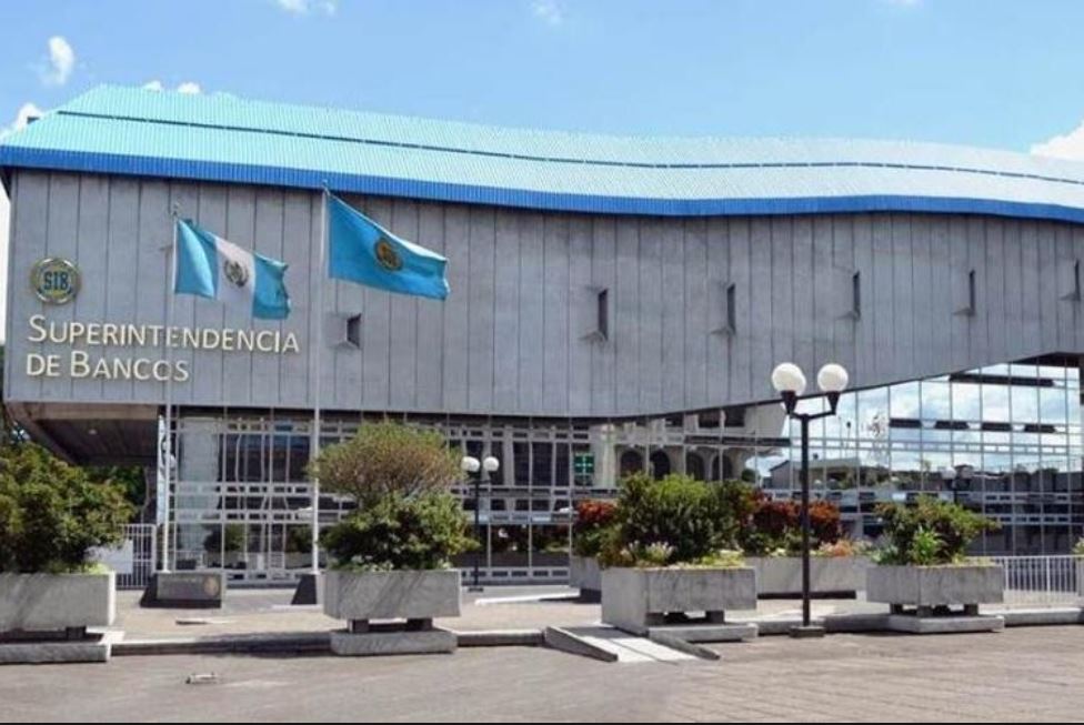En la página de la SIB podrá encontrar las agencias bancarias que prestarán servicio especial por el feriado del 20 de octubre. (Foto Prensa Libre: Hemeroteca)
