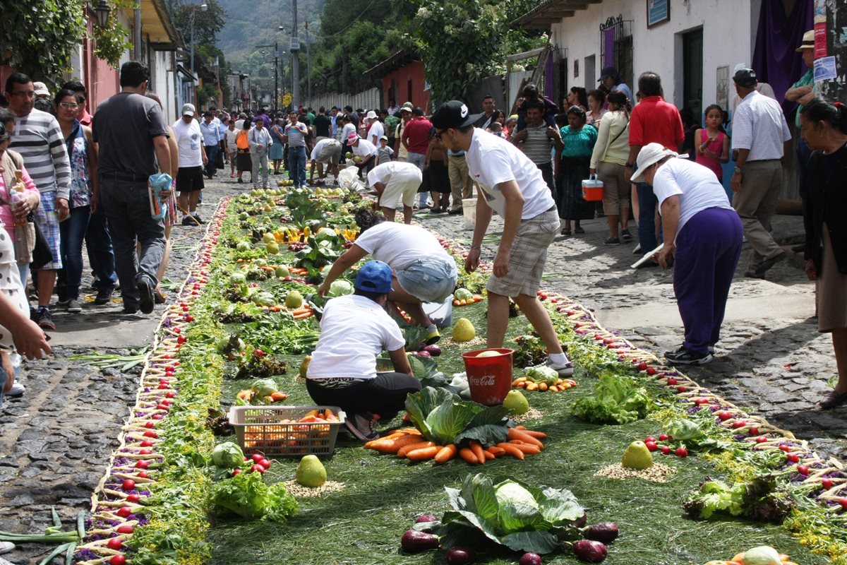 Devotos elaboran las alfombras de aserrín, flores, frutos o legumbres, para el paso de procesiones en Antigua Guatemala. (Foto HemerotecaPL: Renato Melgar)
