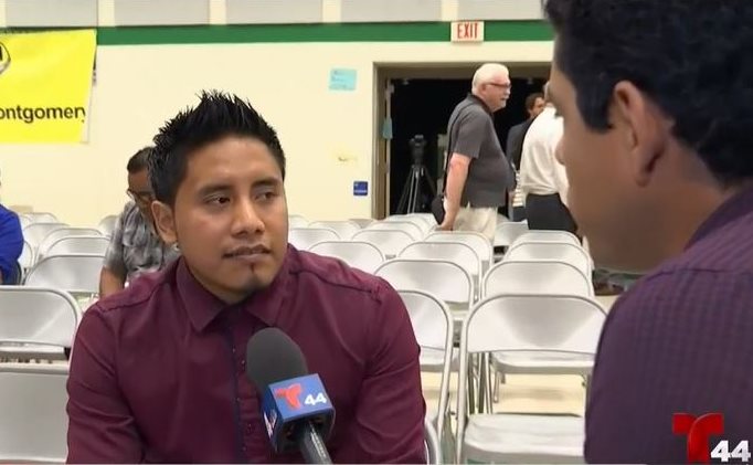 El guatemalteco Eddy Macario, mientras es entrevistado en el centro de detención por la cadena Telemundo 44.