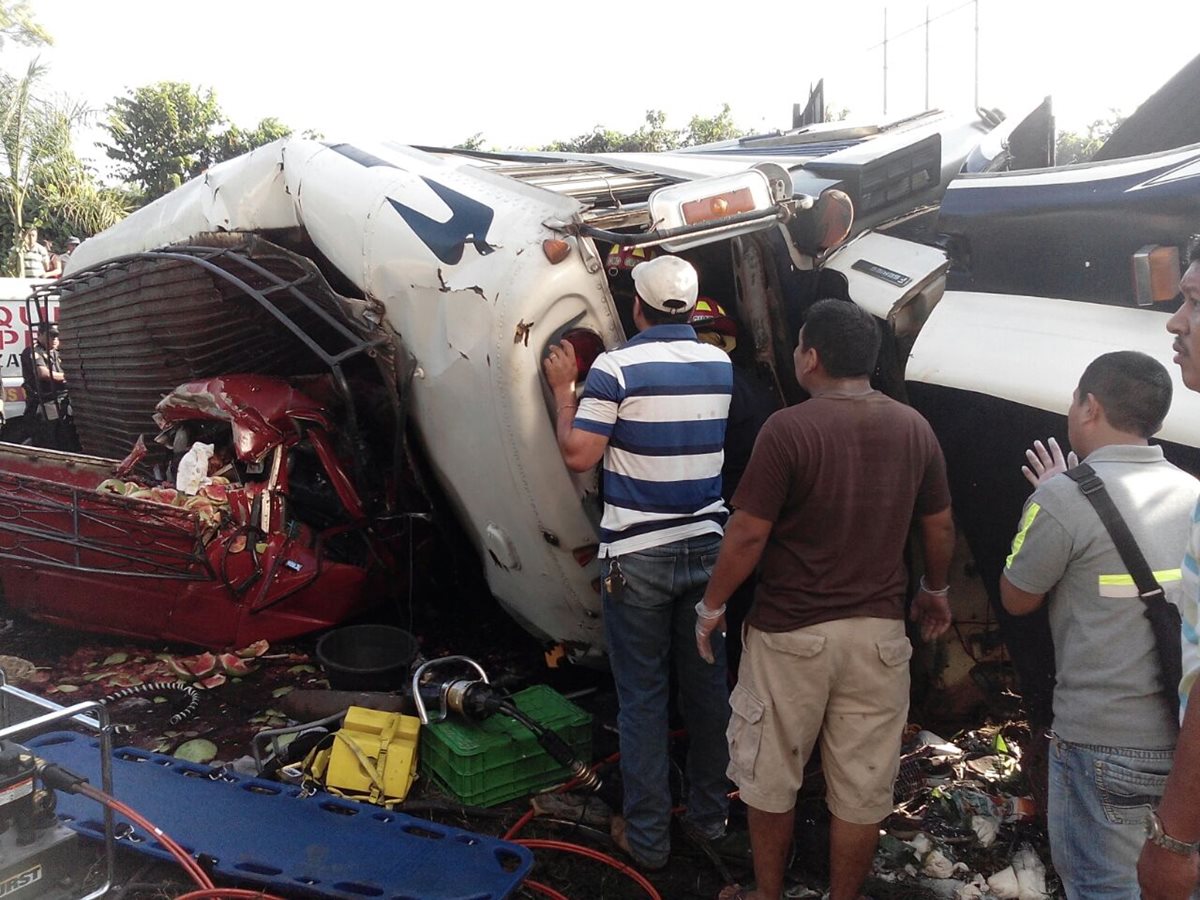 Socorristas utilizan equipo hidráulico para rescatar a víctimas de accidente de autobús en Cuyotenango. (Foto Prensa Libre: Melvin J. Popá)