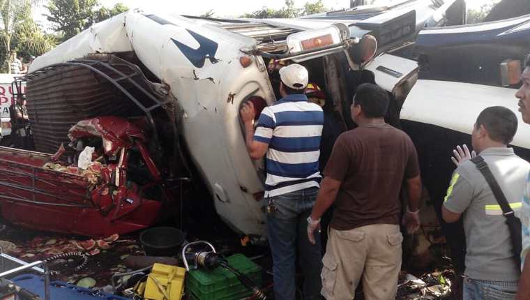 Socorristas utilizan equipo hidráulico para rescatar a víctimas de accidente de autobús en Cuyotenango. (Foto Prensa Libre: Melvin J. Popá)