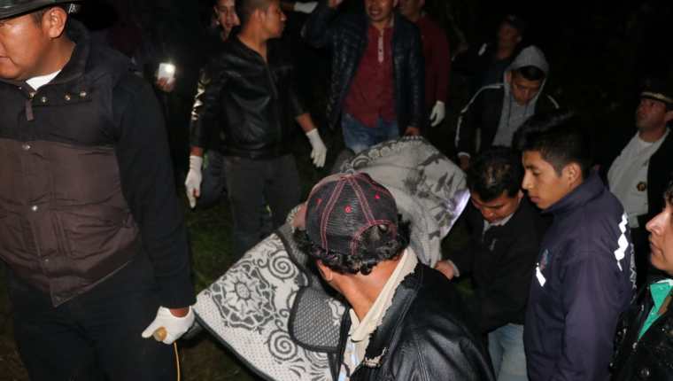 El cuerpo de Jafeth Absalón Xirum Chinol fue localizado a pocos metros de su vivienda, en Pachoj, Chichicastenango, Quiché. (Foto Prensa Libre: Héctor Cordero)