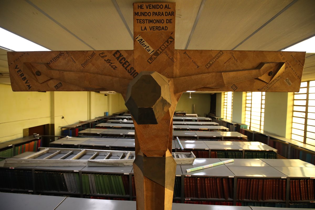 Este Cristo Crucificado, situado dentro de la Hemeroteca Nacional Clemente Marroquín Rojas, está hecho con periódicos centroamericanos. Foto Prensa Libre: Paulo Raquec.