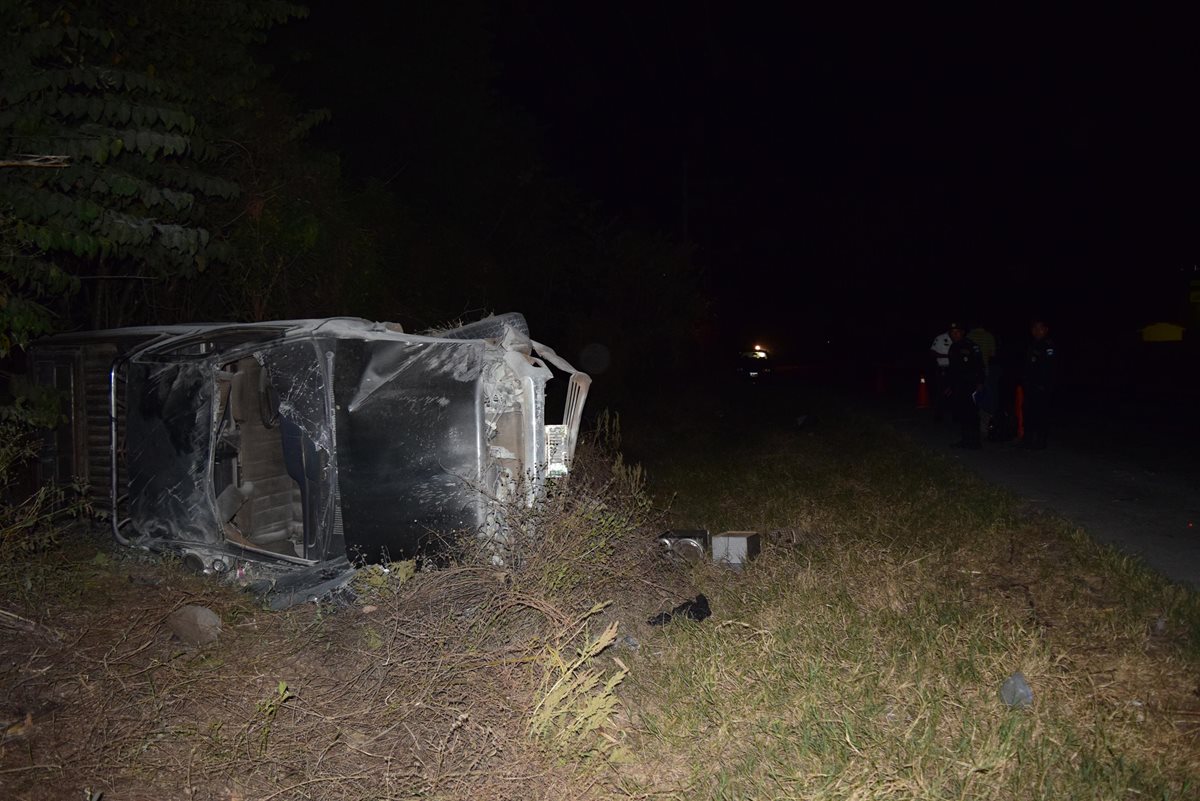 Picop queda destruido luego de volcar en el km 83 de la autopista a Puerto Quetzal, Escuintla, donde murió una adolescente. (Foto Prensa Libre: Carlos E. Paredes)