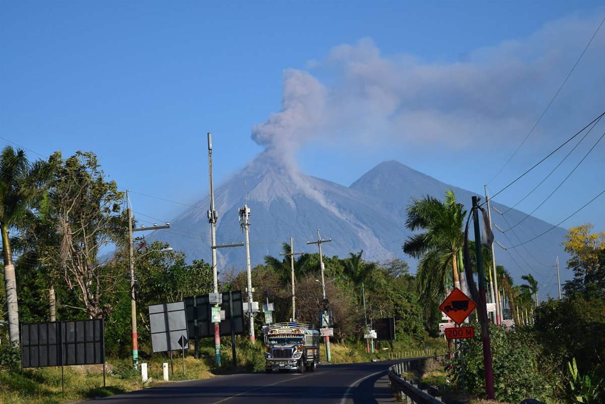Vista del Volcán de Fuego desde Escuintla, durante erupción del miércoles último. (Foto Prensa Libre: Carlos E. Paredes)