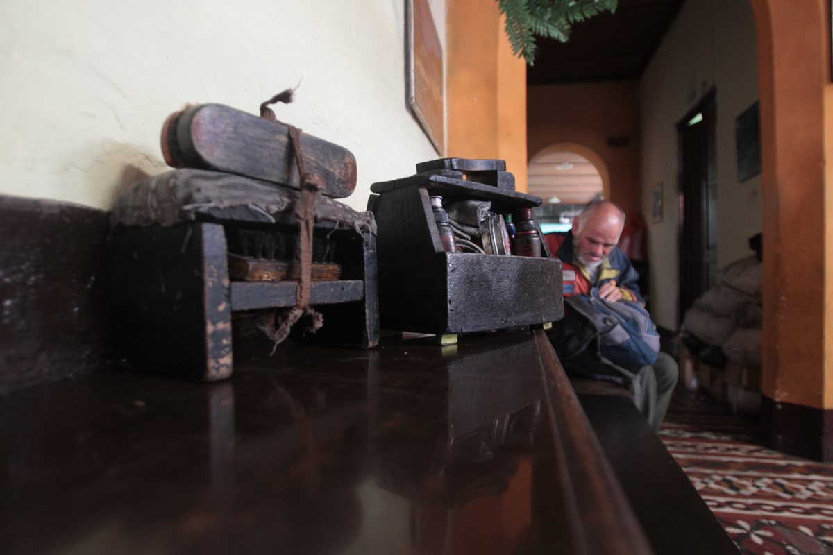 El único recuerdo de Rigoberto de Paz son sus herramientas de trabajo: una caja de lustre, un cepillo y un banquito de madera. (Foto Prensa Libre: Érick Ávila)