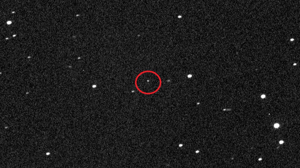 Así se vio el asteroide RB1 (circulado de rojo), en un telescopio virtual ubicado en Cerccano, Italia. (Foto Prensa Libre: Nasa)